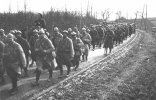 Des soldats français montent au front de Verdun